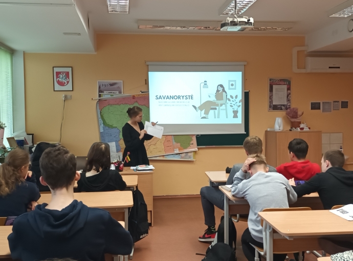Pilietiškumo pamokos „Savanorystė: nuo miegojimo ant mokyklos grindų iki ofiso stalo“
