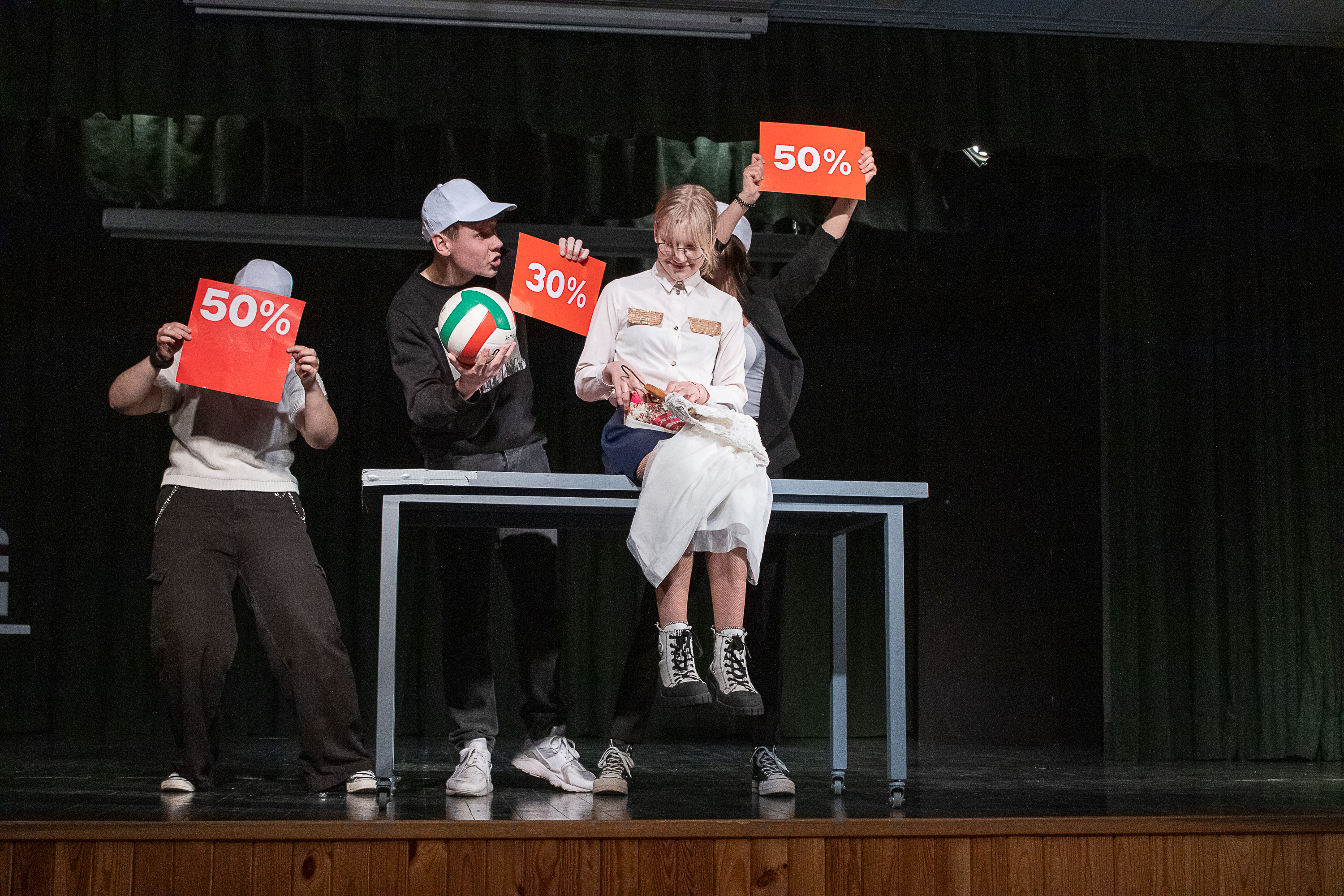 ,,Pabėgimas į Akropolį“ – naujausias Alytaus Jotvingių gimnazijos teatro studijos ,,Taškas“ spektaklis